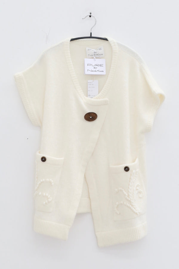 NAN KNITS 25 Autumn and Winter Three-dimensional Floral Slant-Breasted Vest NAN-N25AWVE05WHI-BAI White